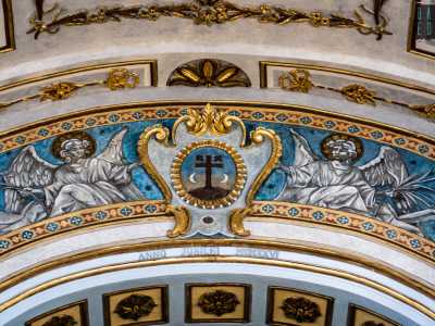 Ci avviciniamo all'altare, sovrastato da un arco trionfale a tutto sesto recante lo stemma di Montrone: tre colline con in cima una croce latina affiancata da due stelle, simboleggianti la religione cristiana e da altrettante lunette, che omaggiano invece l'islamismo